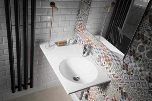 Umywalka kompozytowa zawieszana 80 x 15 x 47 cm JUNO biała prawa JU081 Sapho aranżacja