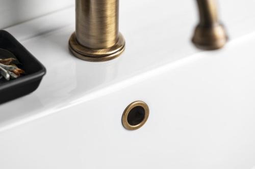 Maskownica przelewu Ø 24mm brąz 811113 KERASAN zamontowana