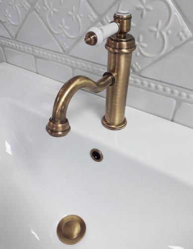 Maskownica przelewu Ø 24mm brąz 811113 KERASAN wizualizacja