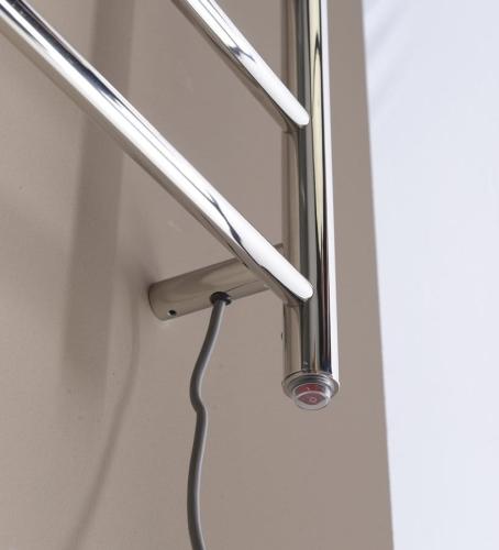 Łazienkowa suszarka elektryczna 600 x 1500 mm chrom 130 W REDONDO ER250V Sapho z bliska