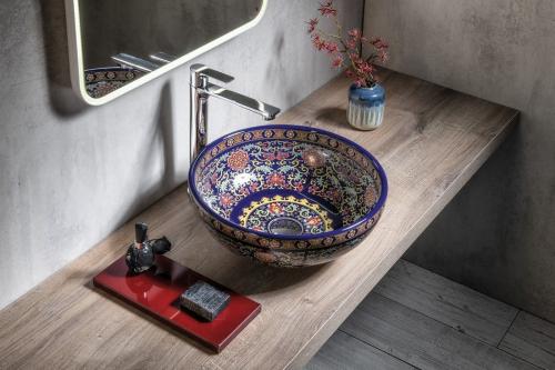 Umywalka nablatowa ceramiczna okrągła fi 41 cm PRIORI fioletowa z ornamentem PI022 Sapho wizualizacja