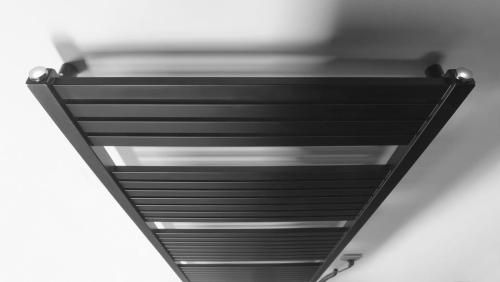 Grzejnik elektryczny 450 x 1690 mm czarny mat 600 W TONDI-E DE446T Aqualine z góry