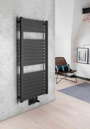 Grzejnik łazienkowy 450 x 970 mm czarny mat 415 W TONDI DT456T Aqualine na ścianie