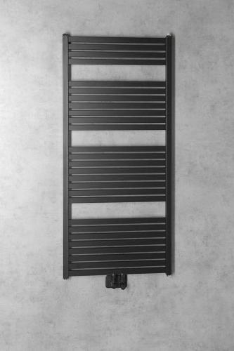 Grzejnik łazienkowy 600 x 1330 mm czarny mat 730 W TONDI DT486T Aqualine wizualizacja