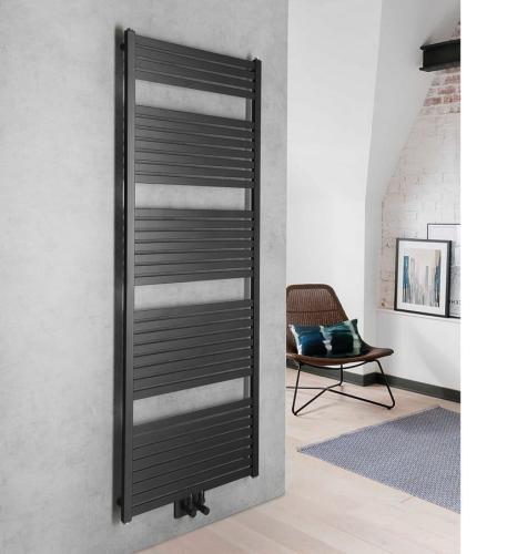 Grzejnik łazienkowy 600 x 1690 mm czarny mat 930 W TONDI DT496T Aqualine  na ścianie