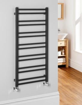 Grzejnik łazienkowy 500 x 1100 mm czarny mat 343 W METRO DOS IR432TB Sapho na scianie