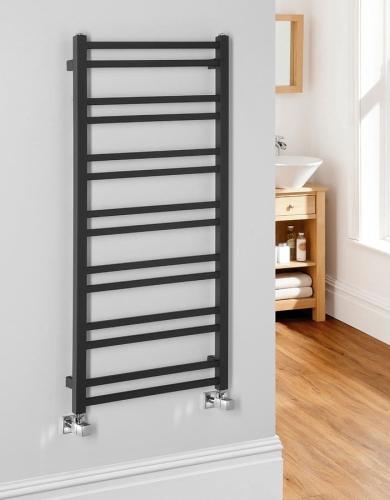 Grzejnik łazienkowy 500 x 1100 mm czarny mat 343 W METRO DOS IR432TB Sapho na scianie