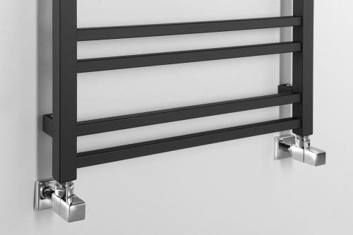 Grzejnik łazienkowy 550 x 1430 mm czarny mat 476 W METRO DOS IR430TB Sapho podłaczenie