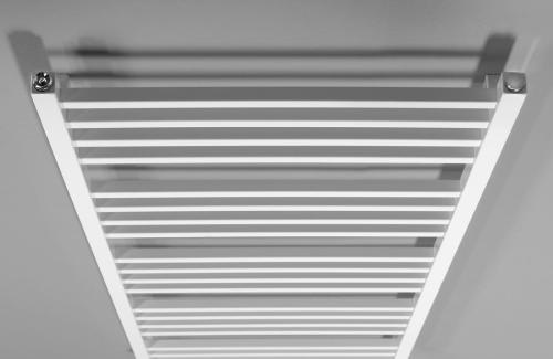 Grzejnik łazienkowy 600 x 1510 mm biały 557 W METRO IR420T Sapho z góry
