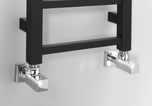 Grzejnik łazienkowy 300 x 1140 mm czarny mat 211 W METRO LIGHT IR444TB Sapho podłaczanie