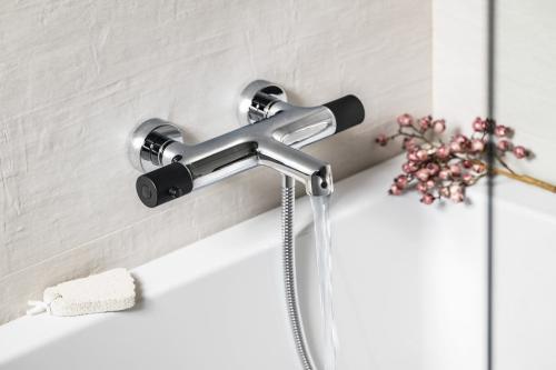 Bateria wannowa ścienna z termostatem chrom/czarny mat WD010CB Sapho wizualizacja
