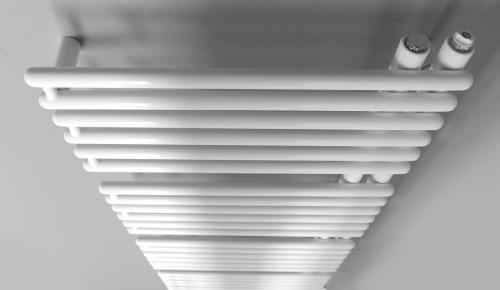 Grzejnik łazienkowy 496 x 1126 mm biały 529 W TUBINI DC300T Aqualine z góry