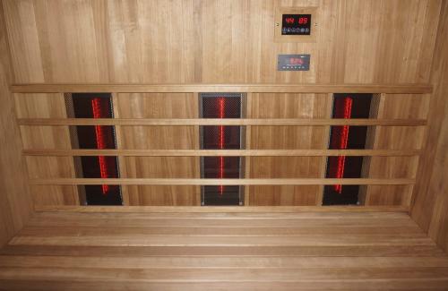 4 osobowa sauna fińska z podczerwienią KOTKA F70150 Sanotechnik Wnętrze
