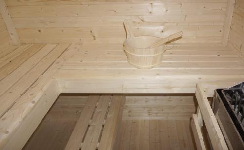 Sauna zewnętrzna ogrodowa 4 osobowa sucha Fińska świerk  RAUMA F30460 Sanotechnik wnętrze