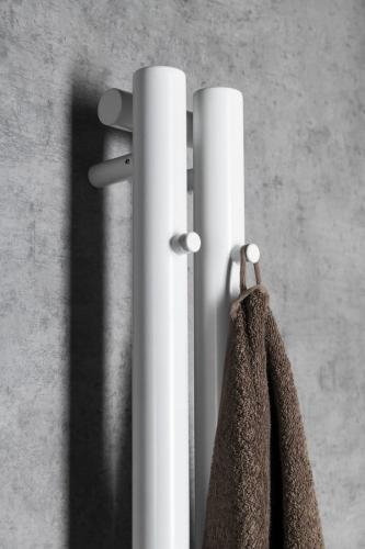Grzejnik łazienkowy 122 x 1800 mm biały mat z wieszaczkami 330 W PILON IZ125T Sapho wieszaczki
