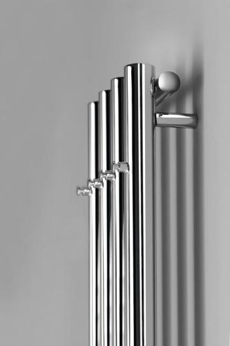 Grzejnik łazienkowy 270 x 1800 mm chrom z wieszaczkami 660 W PILON IZ120T Sapho  na ścianie