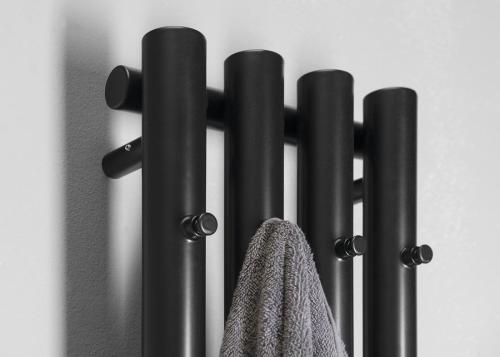 Grzejnik łazienkowy 270 x 1800 mm czarny mat z wieszaczkami 619 W PILON IZ122T Sapho z bliska