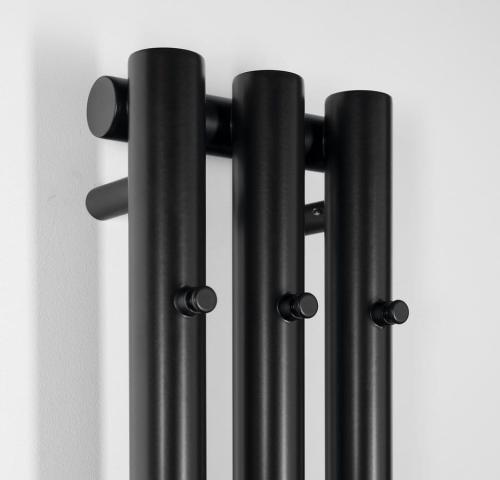 Grzejnik łazienkowy 196 x 1800 mm czarny mat z wieszaczkami 464 W PILON IZ128T Sapho wieszaczki