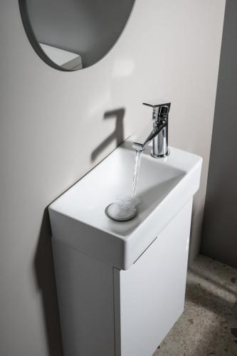 Umywalka ceramiczna 38 x 22 cm biały prawa MARGITHA MGT3822 Sapho z baterią