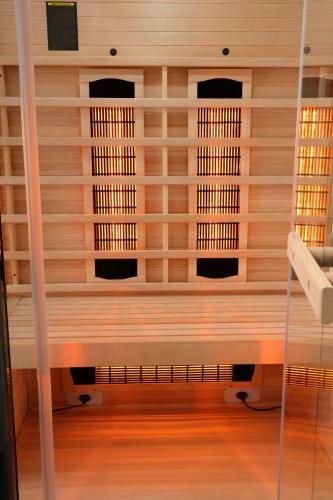 2 osobowa sauna na podczerwień BILLUND 2A 125 x 100 x 190 cm SB40125 Sanotechnik wnętrze