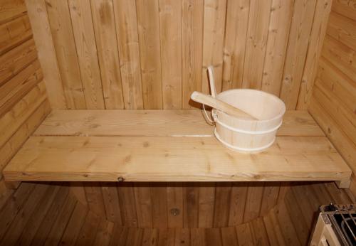 Sauna zewnętrzna LINDHOLM F60120 – ławka i wiadro oraz chochla