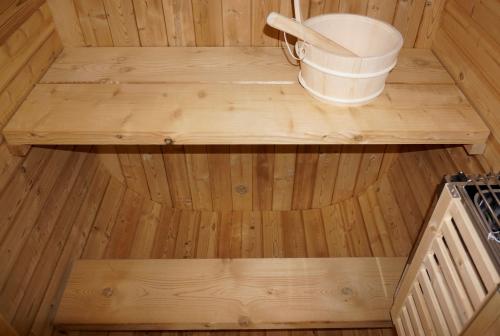 Wnętrze sauny fińskiej LINDHOLM F60120 – świerk termiczny i układ ławek