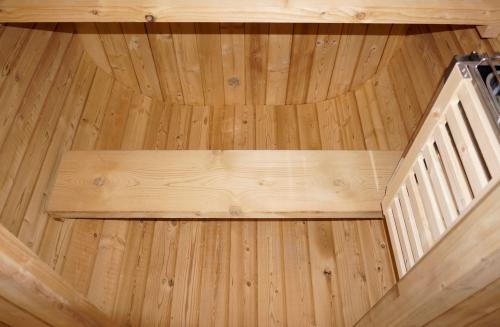 Szczegóły wykonania sauny LINDHOLM F60120 – wykończenie i drewno świerkowe