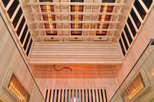 3 osobowa sauna na podczerwień OPEN 150 x 120 x 200 cm J20150 Sanotechnik Ławka i promienniki