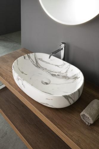 Umywalka ceramiczna nablatowa 60 x 42 x 14 cm bianco carrara CA590BC Sapho zamontowana