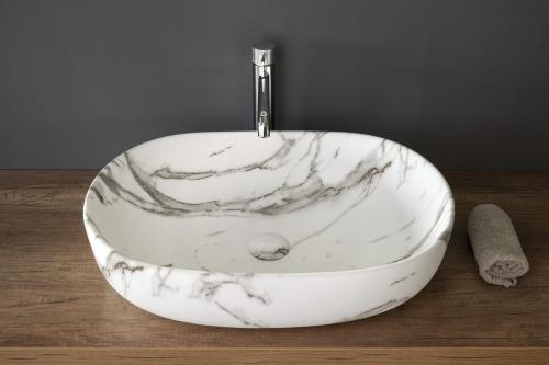 Umywalka ceramiczna nablatowa 60 x 42 x 14 cm bianco carrara CA590BC Sapho aranżacja