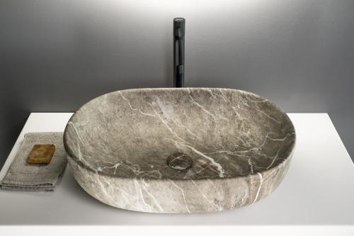Umywalka ceramiczna nablatowa 60 x 42 x 14 cm breccia marmor CA590BM Sapho aranżacja