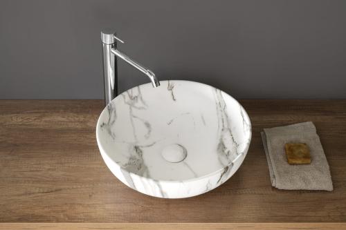 Umywalka ceramiczna nablatowa 41 x 14 cm bianco carrara RONDANE AR435BC Sapho na blacie
