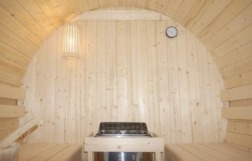 Sauna TROMSÖ L F50180 Sanotechnik ściana tylna oświetlenie piec
