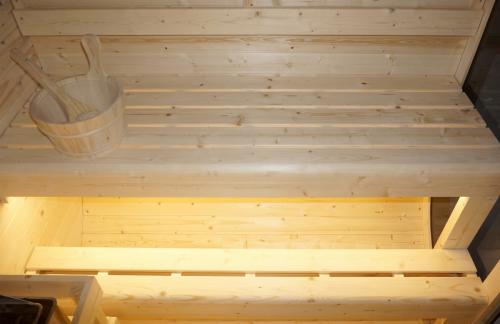 Sauna HANKO F60180 Sanotechnik ławka i oświetlenie