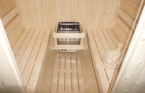 Sauna zewnętrzna ogrodowa 4 osobowa sucha Fińska w kształcie beczki świerk z siedziskami zewnętrznymi BERGEN F70220 Sanotechnik wnętrze