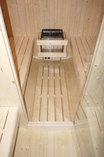 Sauna zewnętrzna ogrodowa 4 osobowa sucha Fińska w kształcie beczki świerk z siedziskami zewnętrznymi BERGEN F70220 Sanotechnik wejście i drzwi