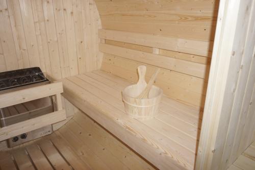 Sauna zewnętrzna ogrodowa 4 osobowa sucha Fińska w kształcie beczki świerk z siedziskami zewnętrznymi BERGEN F70220 Sanotechnik cebrzyk i chochla