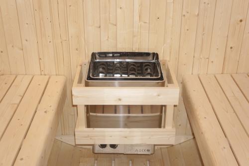 Sauna zewnętrzna ogrodowa 4 osobowa sucha Fińska w kształcie beczki świerk z siedziskami zewnętrznymi BERGEN F70220 Sanotechnik piec