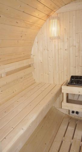 Sauna zewnętrzna ogrodowa 4 osobowa sucha Fińska w kształcie beczki świerk z siedziskami zewnętrznymi BERGEN F70220 Sanotechnik ławka wewnętrzna