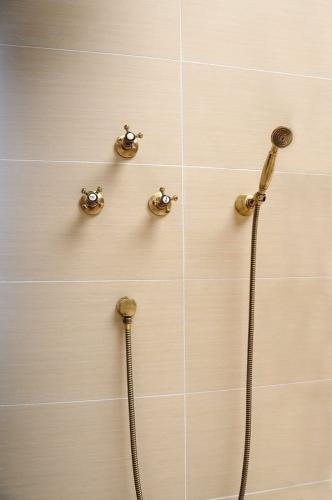 Zawór podtynkowy do ciepłej wody brąz ANTEA 3056H Reitano aranżacja