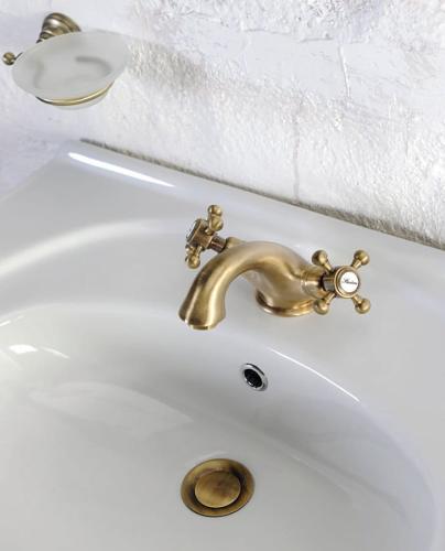 Bateria umywalkowa stojąca brąz ANTEA 3176 Reitano aranżacja