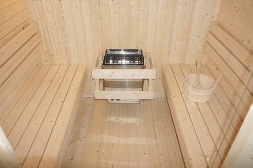 4 osobowa sauna zewnętrzna ogrodowa Fińska GÖTEBORG F60220 Sanotechnik piec i ławki