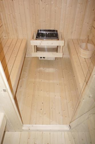 4 osobowa sauna zewnętrzna ogrodowa Fińska GÖTEBORG F60220 Sanotechnik Wnętrze z przedsionka