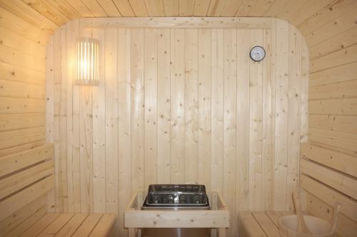 4 osobowa sauna zewnętrzna ogrodowa Fińska GÖTEBORG F60220 Sanotechnik ściana z piecem