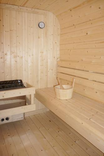 4 osobowa sauna zewnętrzna ogrodowa Fińska GÖTEBORG F60220 Sanotechnik ławka i wyposażenie