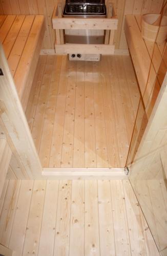 4 osobowa sauna zewnętrzna ogrodowa Fińska ISLAND XL F90220 Sanotechnik widok z przedsionka