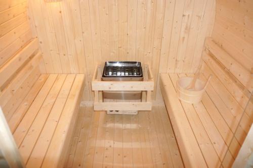 4 osobowa sauna zewnętrzna ogrodowa Fińska ISLAND XL F90220 Sanotechnik piec i wnętrze